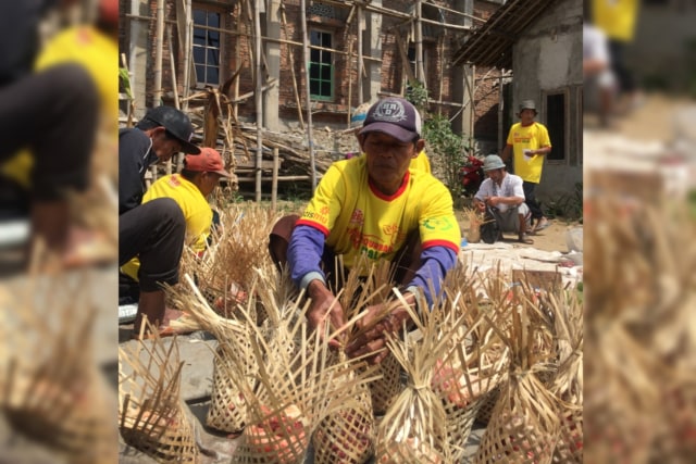 Bukan Plastik, Brongsong Jadi Tempat untuk Bungkus Daging Kurban
